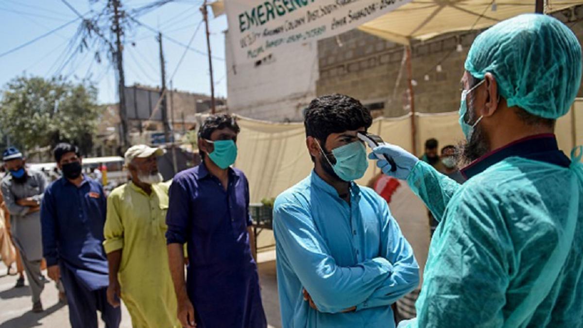 पाकिस्तान में वैक्सीन पर लोगों को अनोखी सलाह