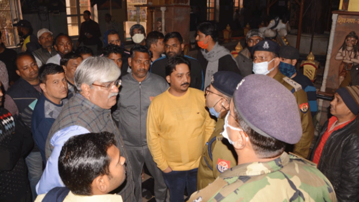 चोरों ने मंदिर की तिजोरी को तोड़कर निकाला धन (फोटो आजतक)