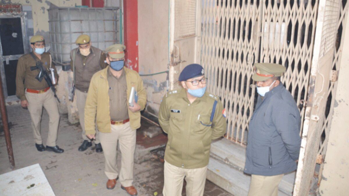 चोरों ने मंदिर की तिजोरी को तोड़कर निकाला धन (फोटो आजतक)