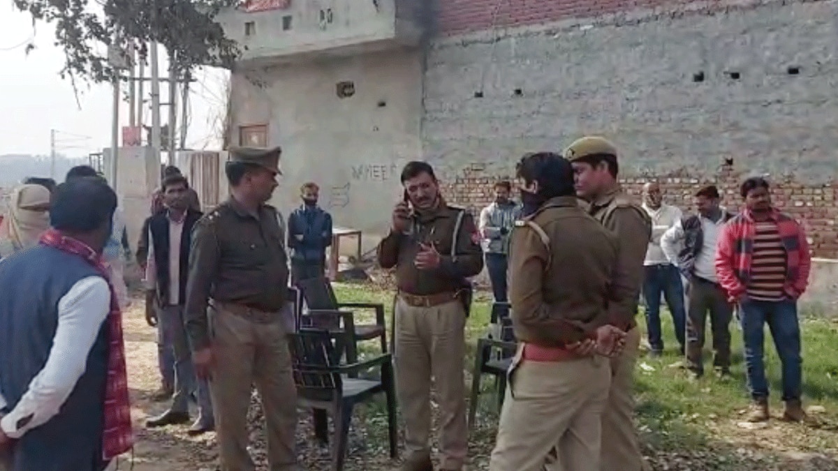 पुलिस ने महिला के शव को कब्र से खोदकर बाहर निकाला (फोटो आजतक)