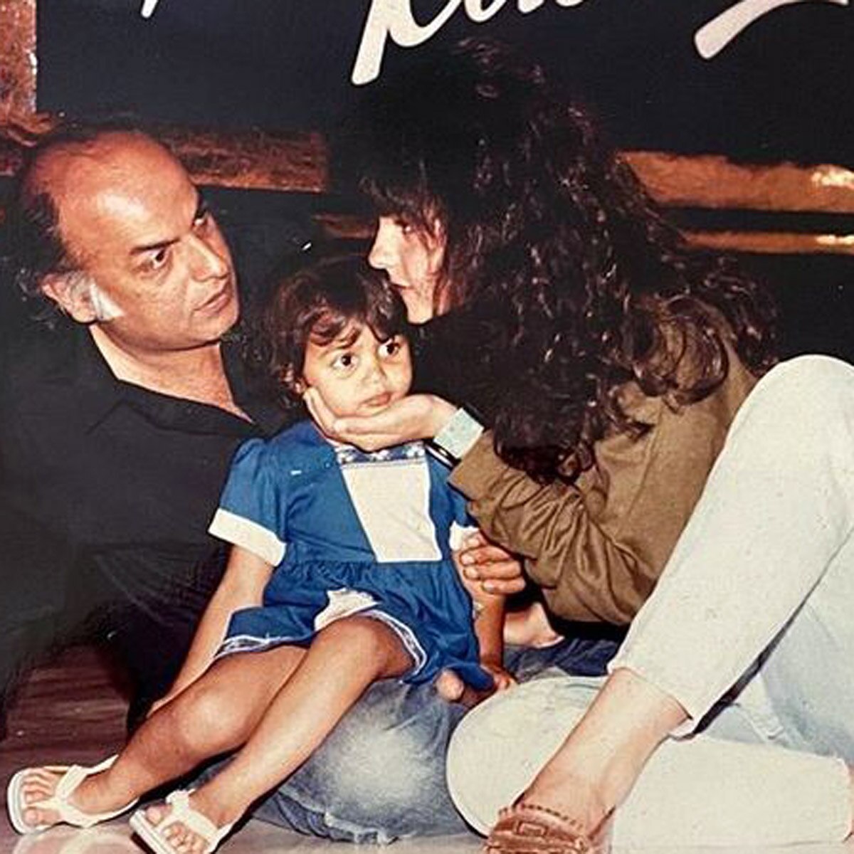 पिता और बहन संग पूजा भट्ट 