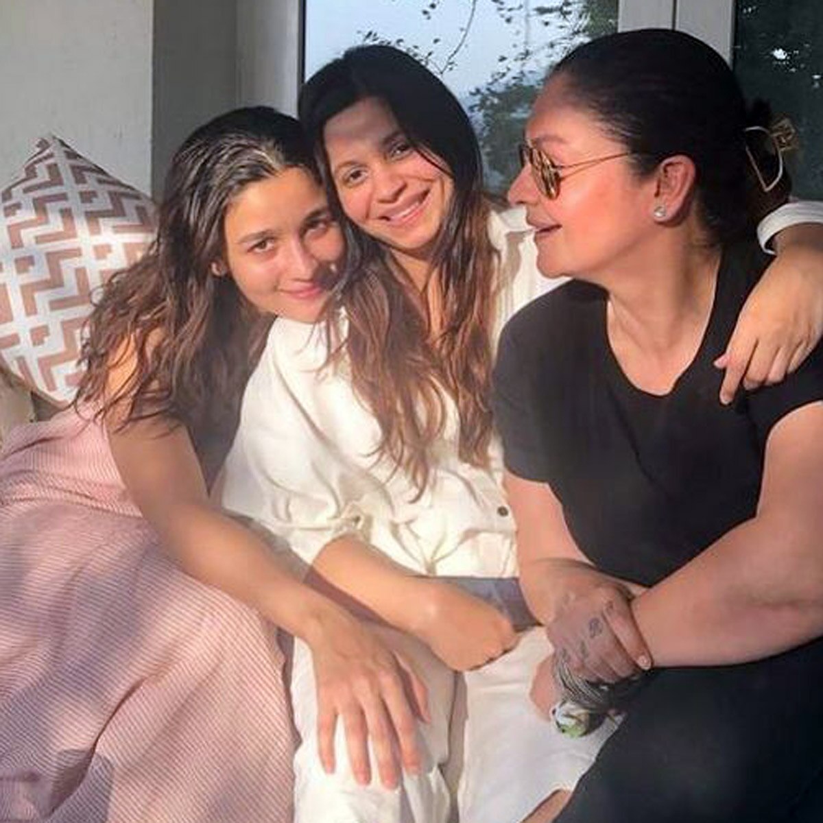 दोनों बहनों संग पूजा भट्ट