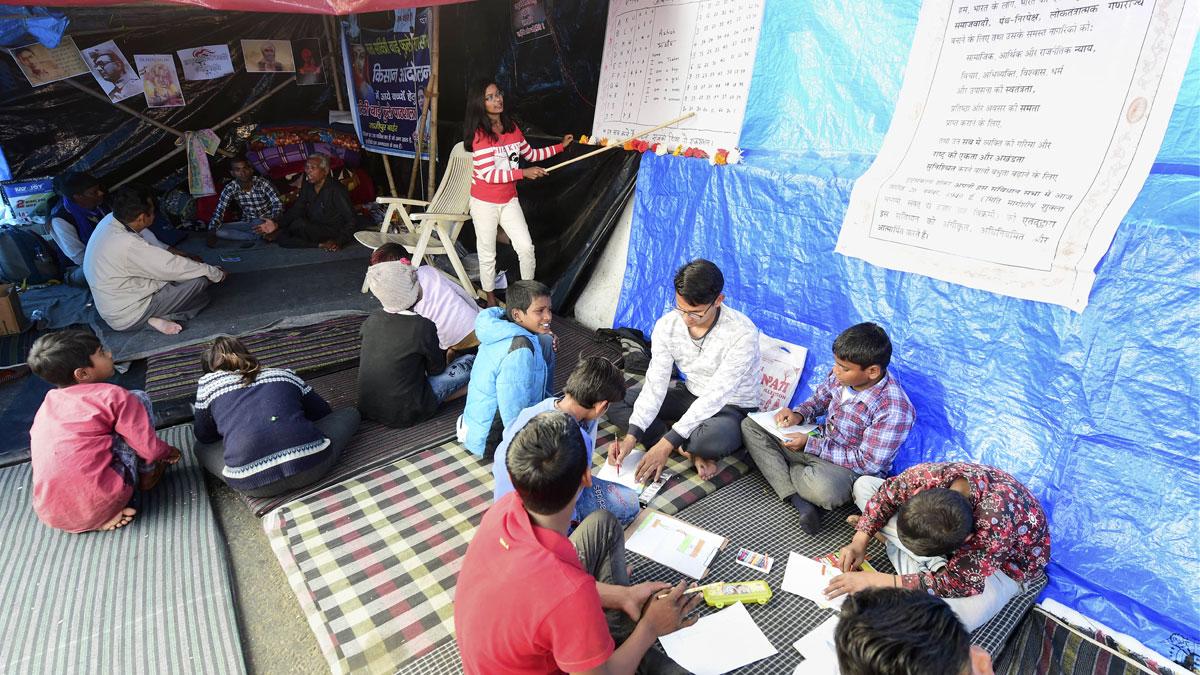 गाजीपुर बॉर्डर में ऐसे चल रही क्‍लास (Photo: PTI)