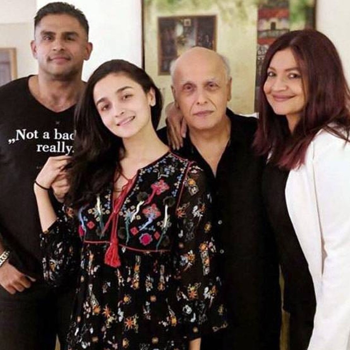 राहुल भट्ट अपनी बहनों और पापा महेश भट्ट के साथ  