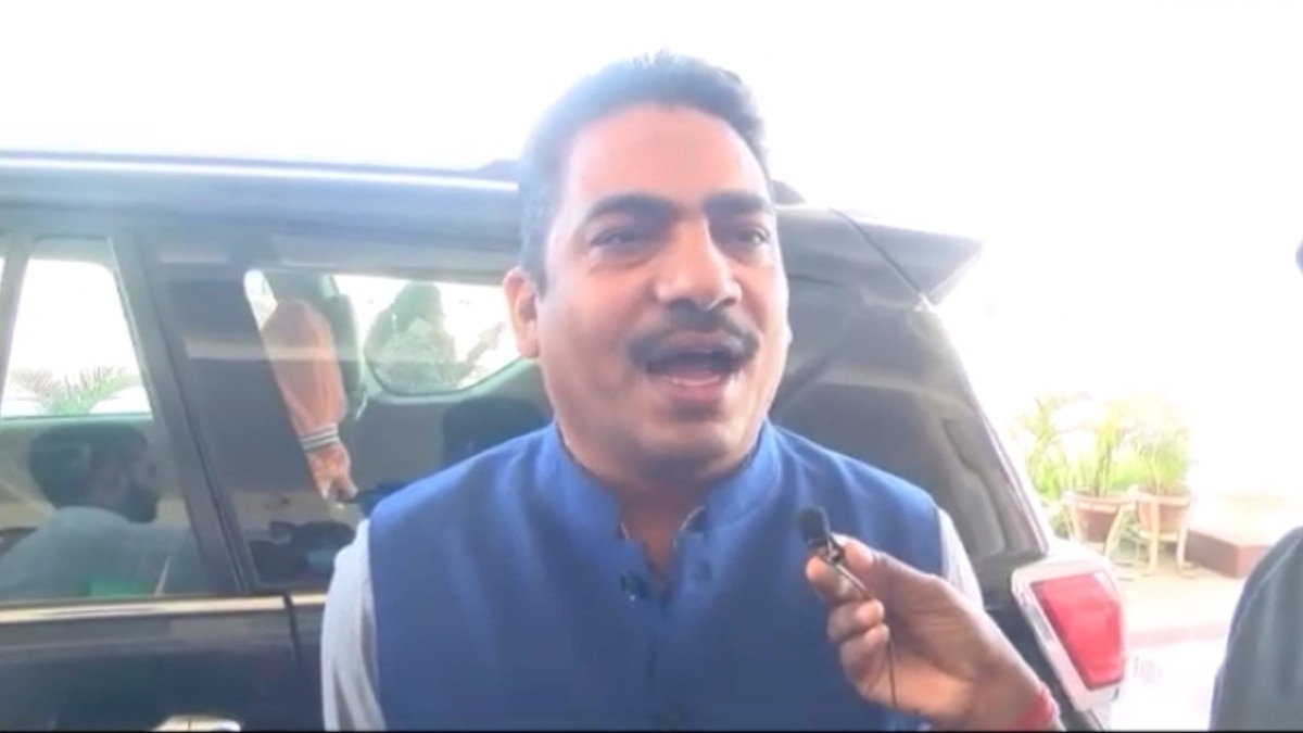 बिना मास्क के विधानसभा पहुंचे विधायक, कारण पूछने पर दी अजीब दलील