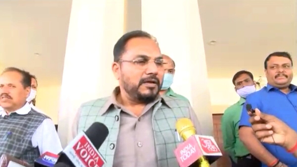 बिना मास्क के विधानसभा पहुंचे विधायक, कारण पूछने पर दी अजीब दलील