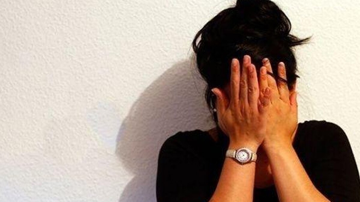 आरोपी युवती पर एसिड से भरी बोतल उड़ेल दी और फरार हो गया.