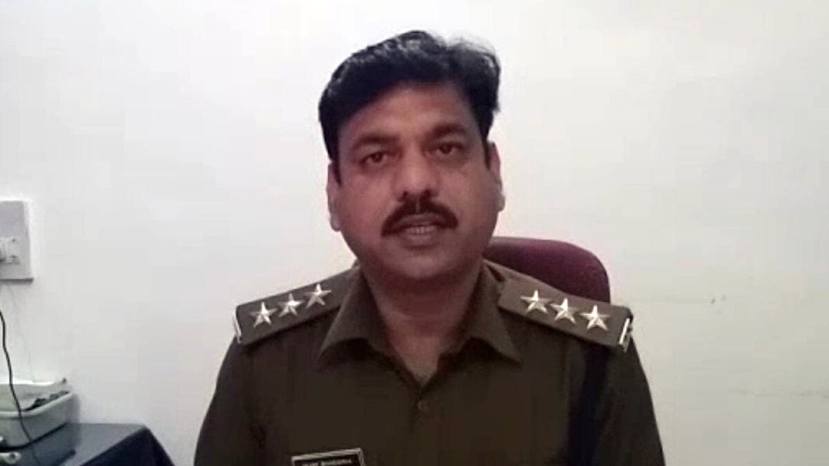 चलती कार में माल‍िक करता रहा मह‍िला का रेप, ड्राइवर चलाता रहा गाड़ी 