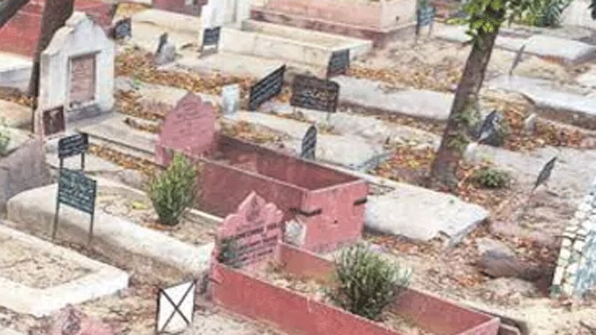  पुलिस ने कराई कब्रिस्तान की खुदाई (फोटो आजतक)