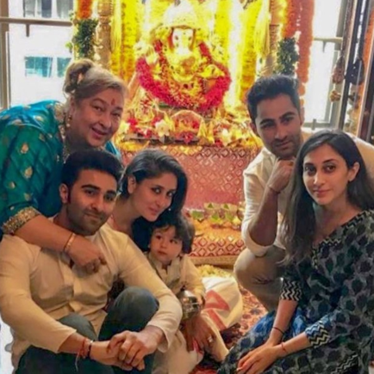 रीमा जैन अपने दोनों बेटों और करीना कपूर के साथ 