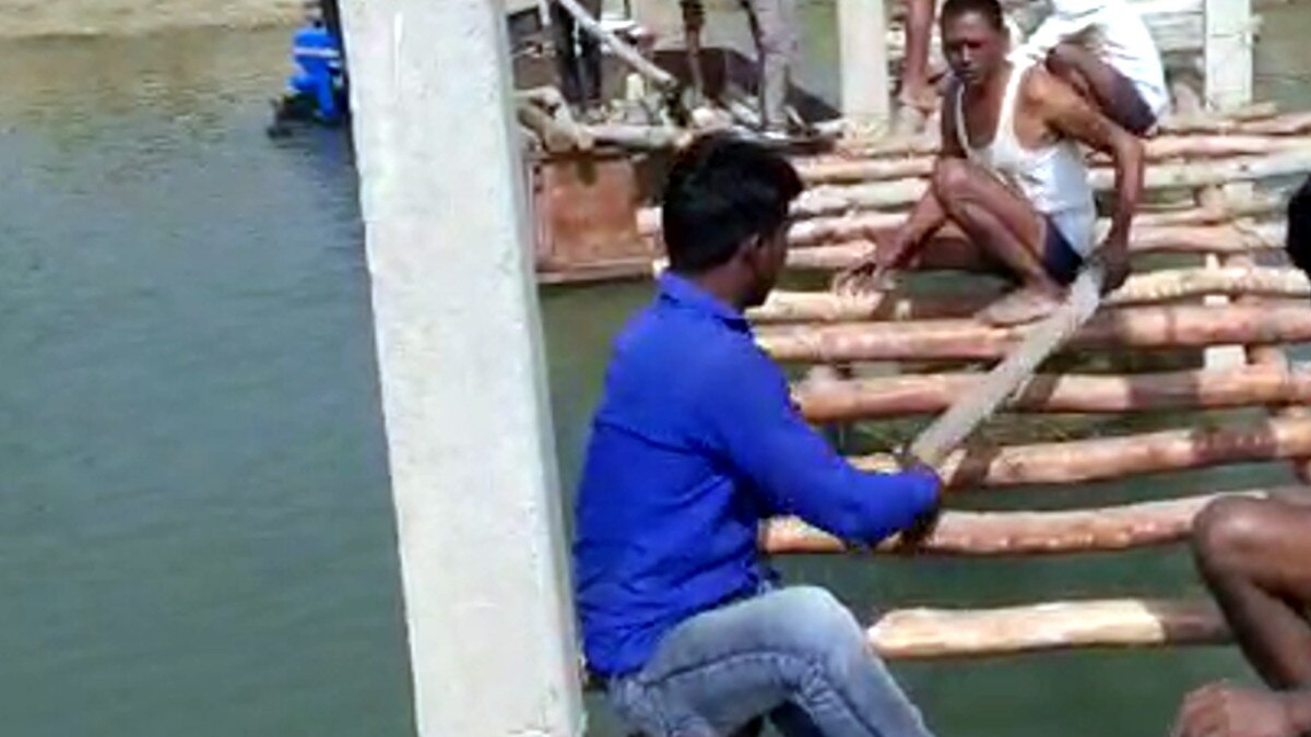  र‍िंद नदी पर गांव वालों ने खुद ही बना डाला पुल, बिजली के टूटे खम्भों का क‍िया इस्तेमाल 