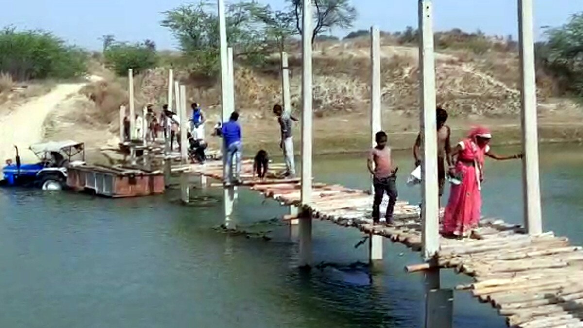 र‍िंद नदी पर गांव वालों ने खुद ही बना डाला पुल, बिजली के टूटे खम्भों का क‍िया इस्तेमाल 