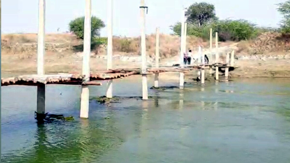  र‍िंद नदी पर गांव वालों ने खुद ही बना डाला पुल, बिजली के टूटे खम्भों का क‍िया इस्तेमाल 
