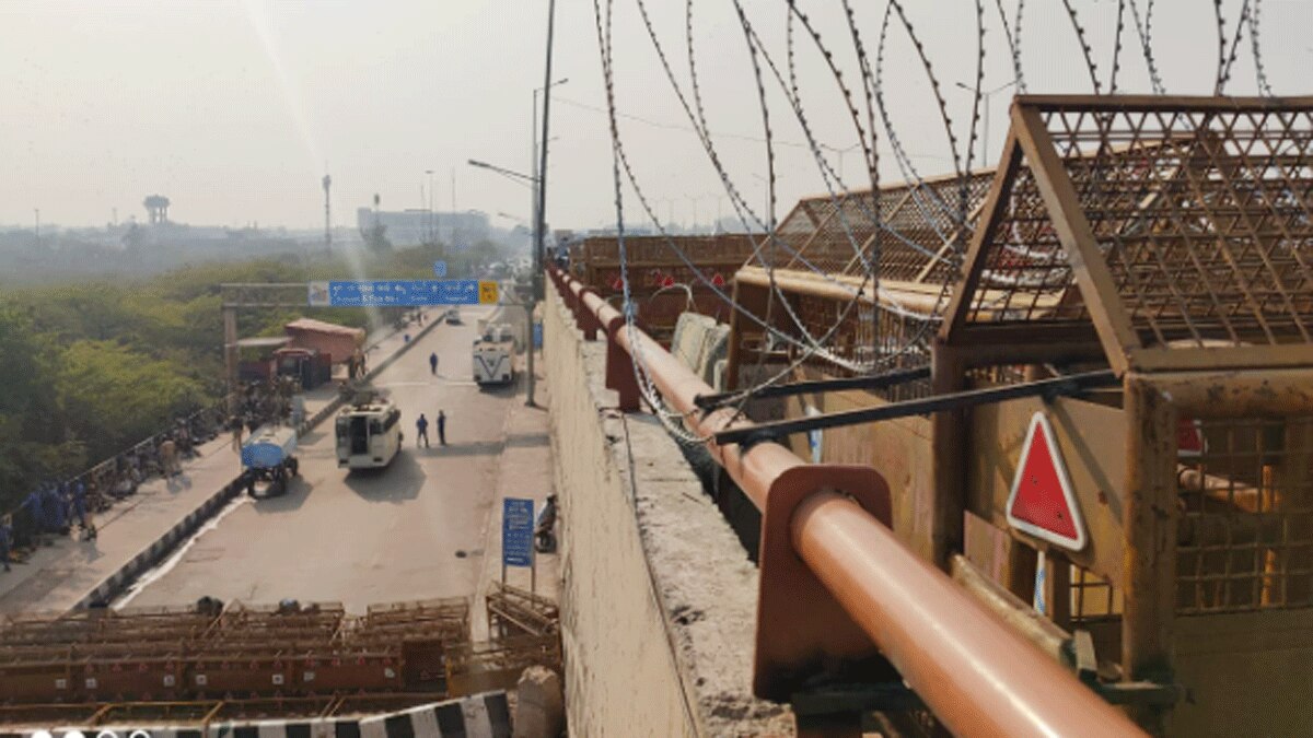 पुलिस ने नेशनल हाईवे-24 को बंद किया (फोटो आजतक)