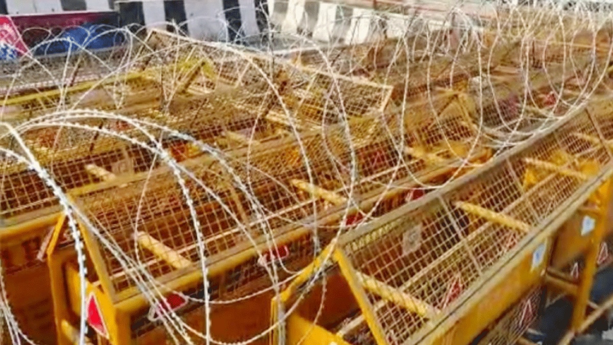 हाइवे एनएच- 24 पर पुलिस ने की बैरिकेटिंग (फोटो आजतक)