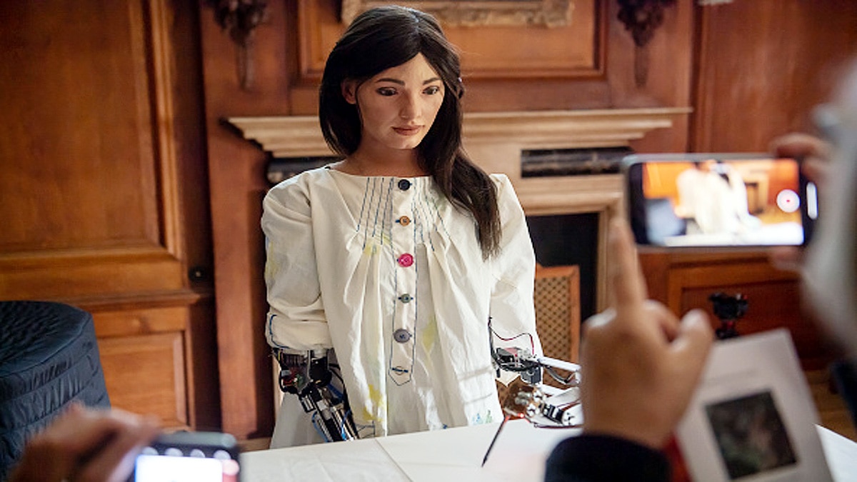 World First Robot Painter AI-Da 