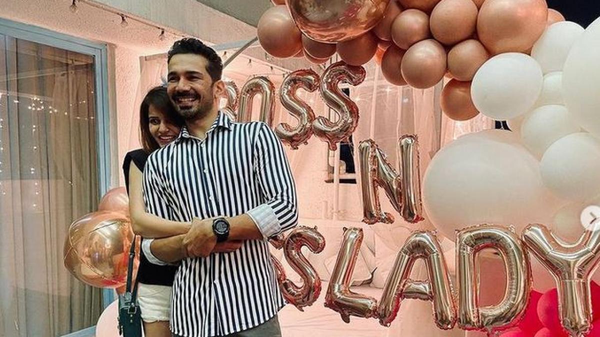 बिग बॉस 14 की ट्रॉफी लेकर घर पहुंचीं रुबीना दिलैक, पति-मां ने कैसे किया स्वागत?