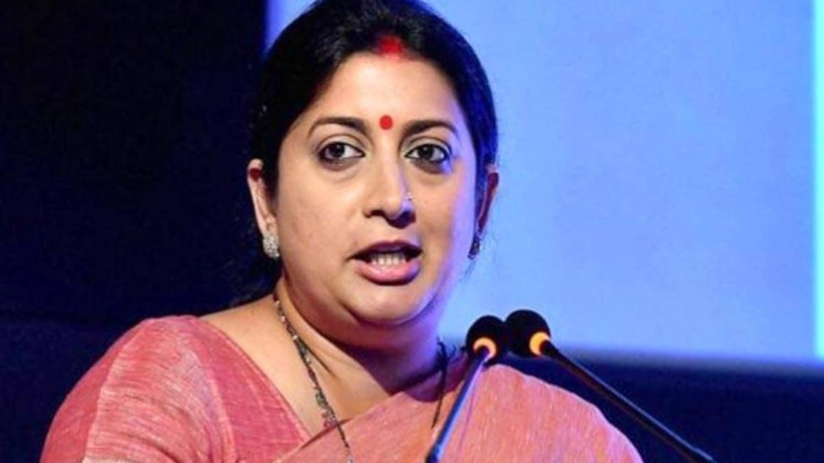 वाराणसी में गोलगप्पे खाते नजर आईं स्मृति ईरानी