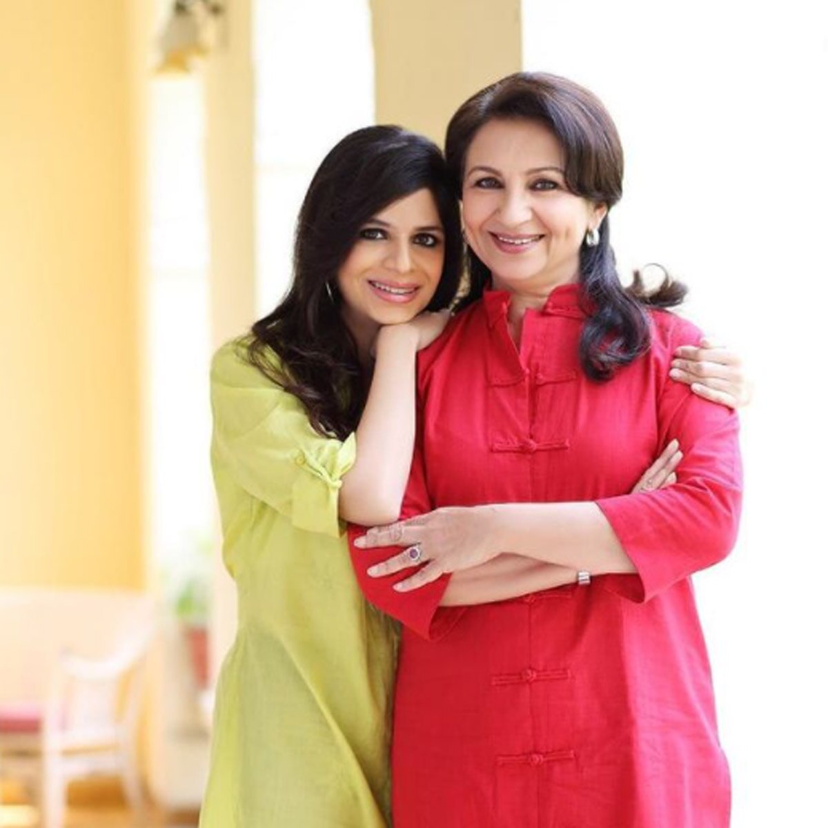 सबा अली खान अपनी मां के साथ 
