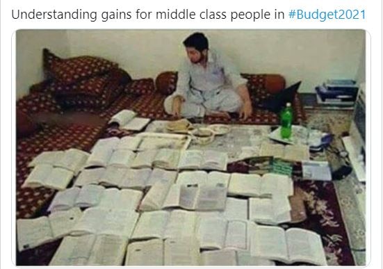 सोशल मीडिया पर फनी मीम्स की आई बाढ़