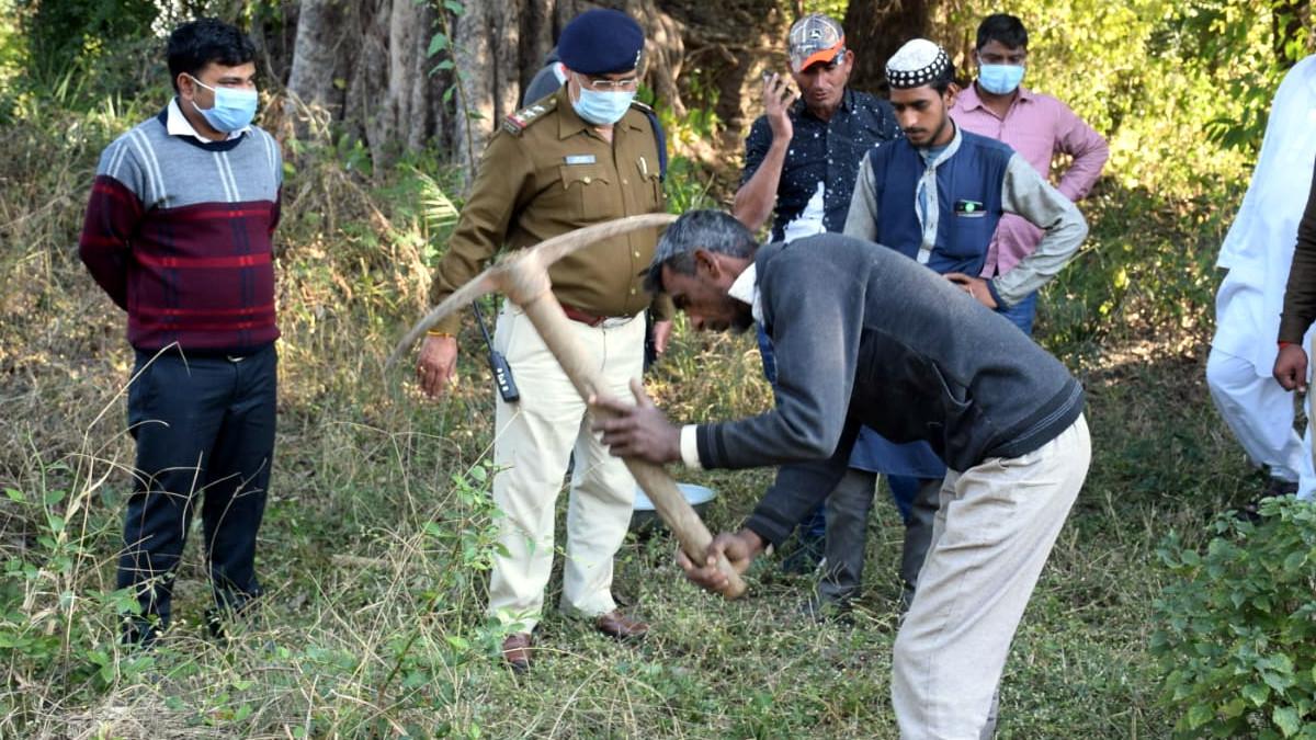 कब्र‍िस्तान में खुदाई.