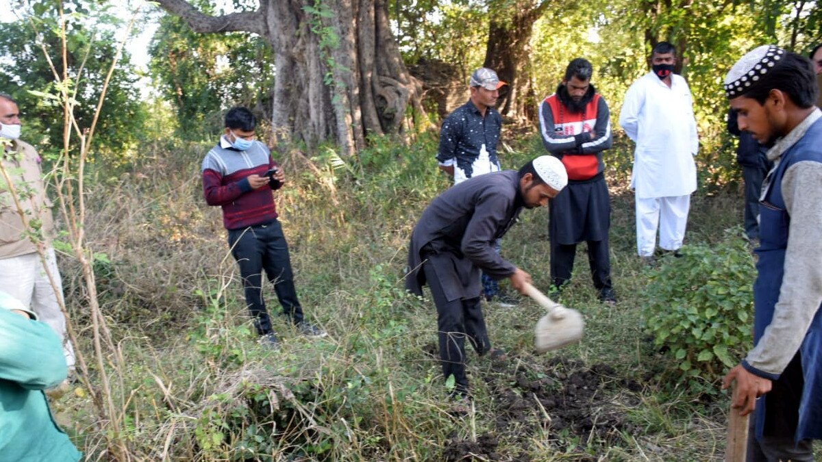 17 साल की बेटी को कब्रिस्तान में दफना कर थाने में लिखाई गुमशुदगी की रिपोर्ट, 10 साल बाद खुलासा 