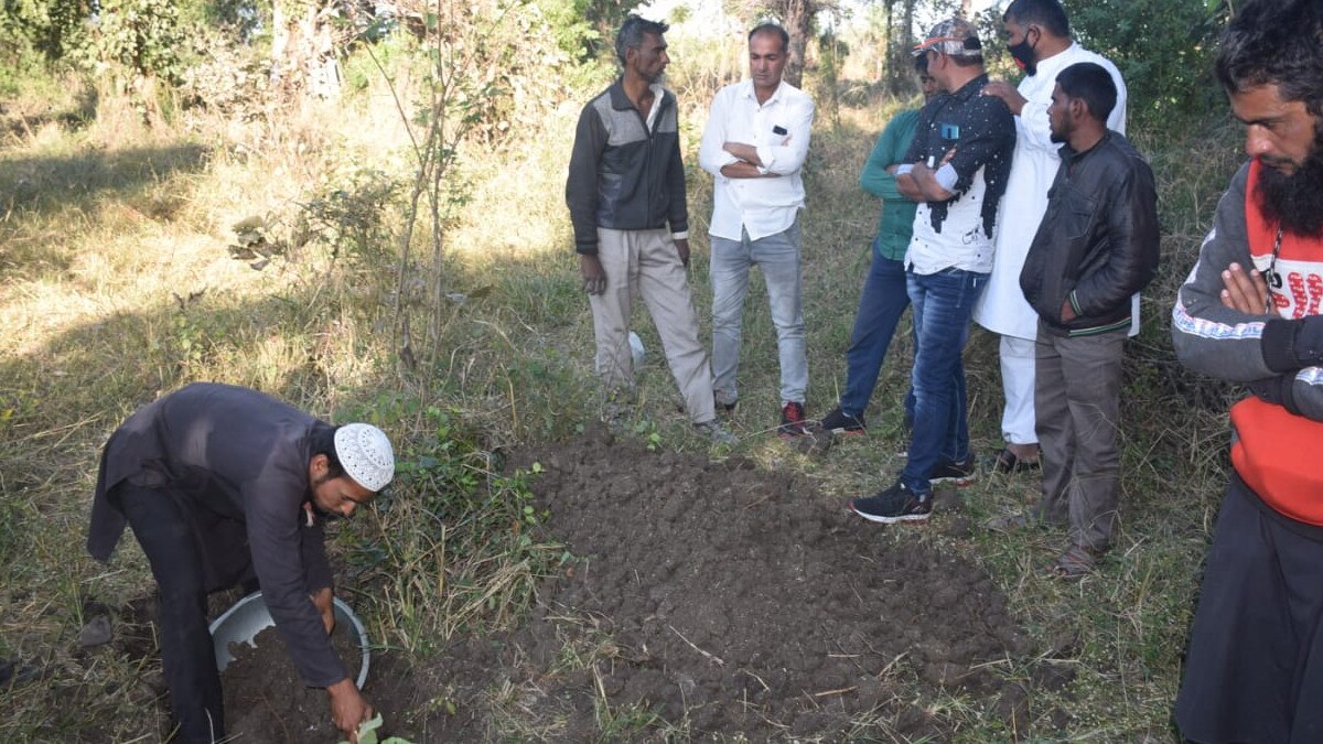 17 साल की बेटी को कब्रिस्तान में दफना कर थाने में लिखाई गुमशुदगी की रिपोर्ट, 10 साल बाद खुलासा 
