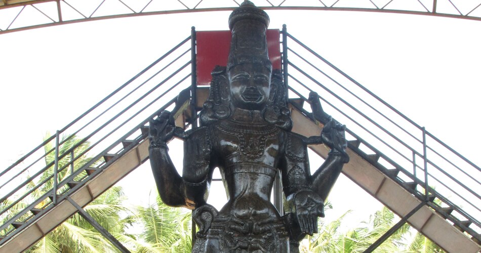 गाय को रोटी खिलाएं