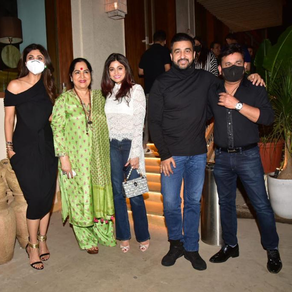 श‍िल्पा शेट्टी-राज कुंद्रा फैम‍िली के साथ 