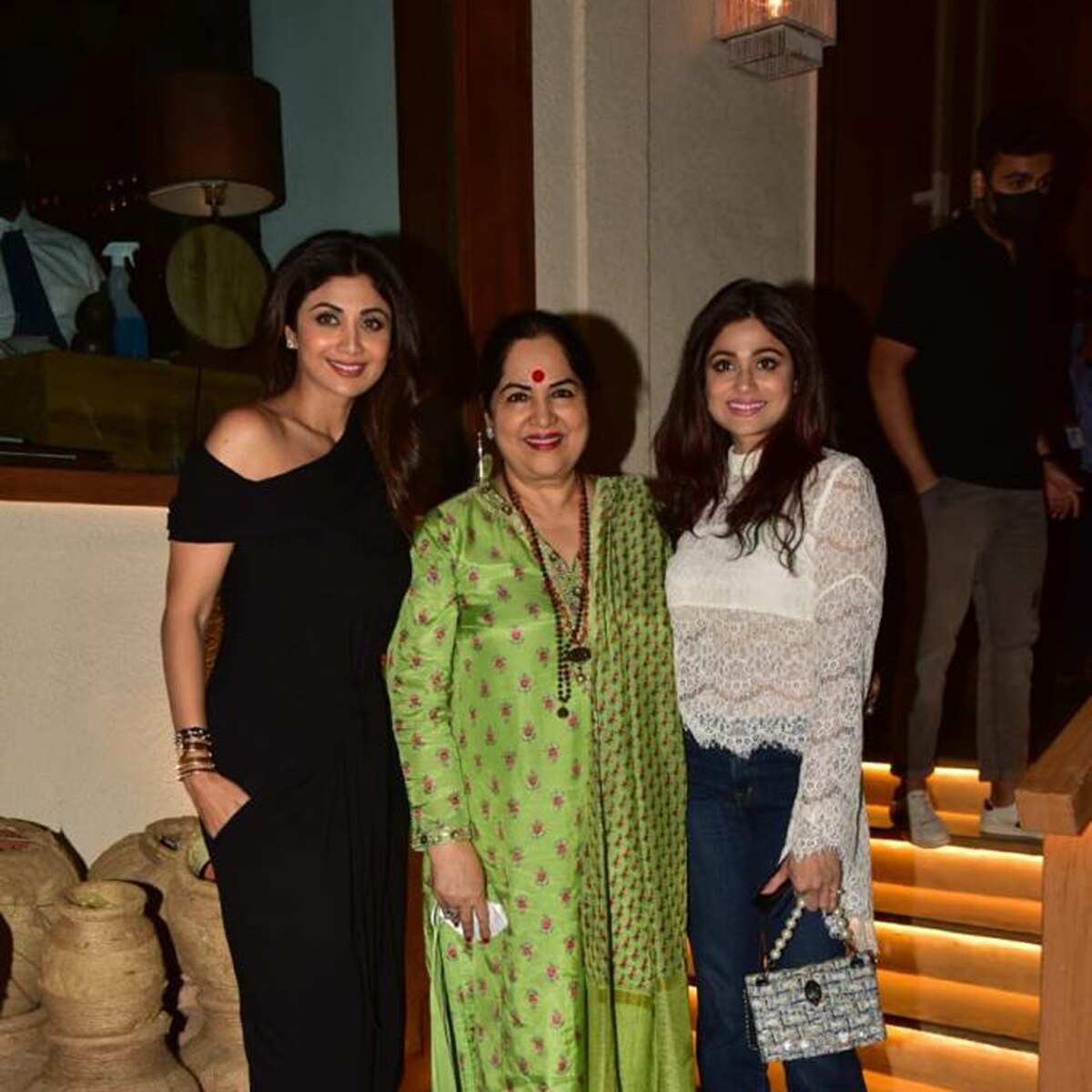 श‍िल्पा अपनी मां और बहन के साथ 