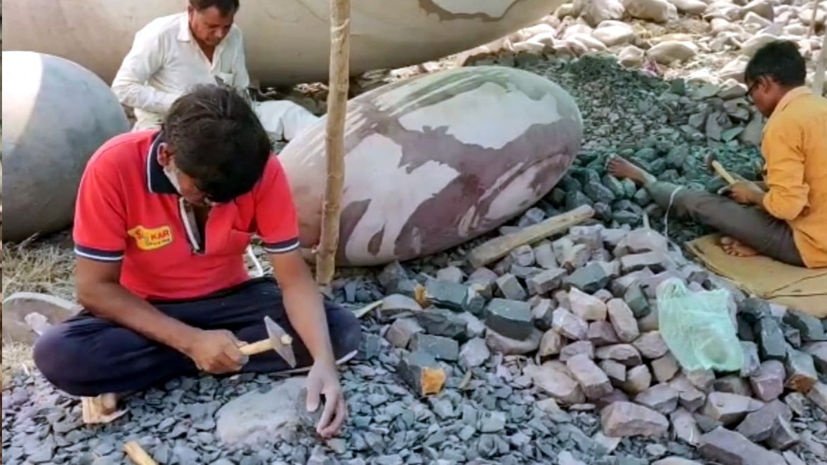 इस मंद‍िर के ल‍िए बनाए जा रहे हैं सवा करोड़ नर्मदेश्वर शिवलिंग, एक साल में बन चुके हैं 12 लाख 