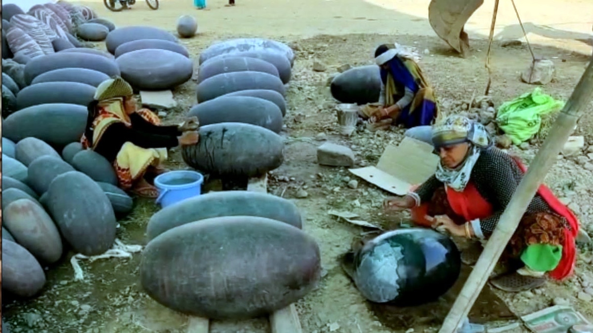 इस मंद‍िर के ल‍िए बनाए जा रहे हैं सवा करोड़ नर्मदेश्वर शिवलिंग, एक साल में बन चुके हैं 12 लाख 