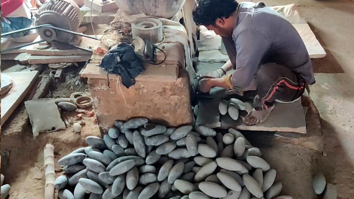 MP: इस गांव में बन रहे हैं 1 इंच के सवा करोड़ नर्मदेश्वर शिवलिंग, 8 साल चलेगा काम