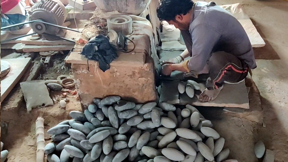 इस मंद‍िर के ल‍िए बनाए जा रहे हैं सवा करोड़ नर्मदेश्वर शिवलिंग, एक साल में बन चुके हैं 12 लाख 