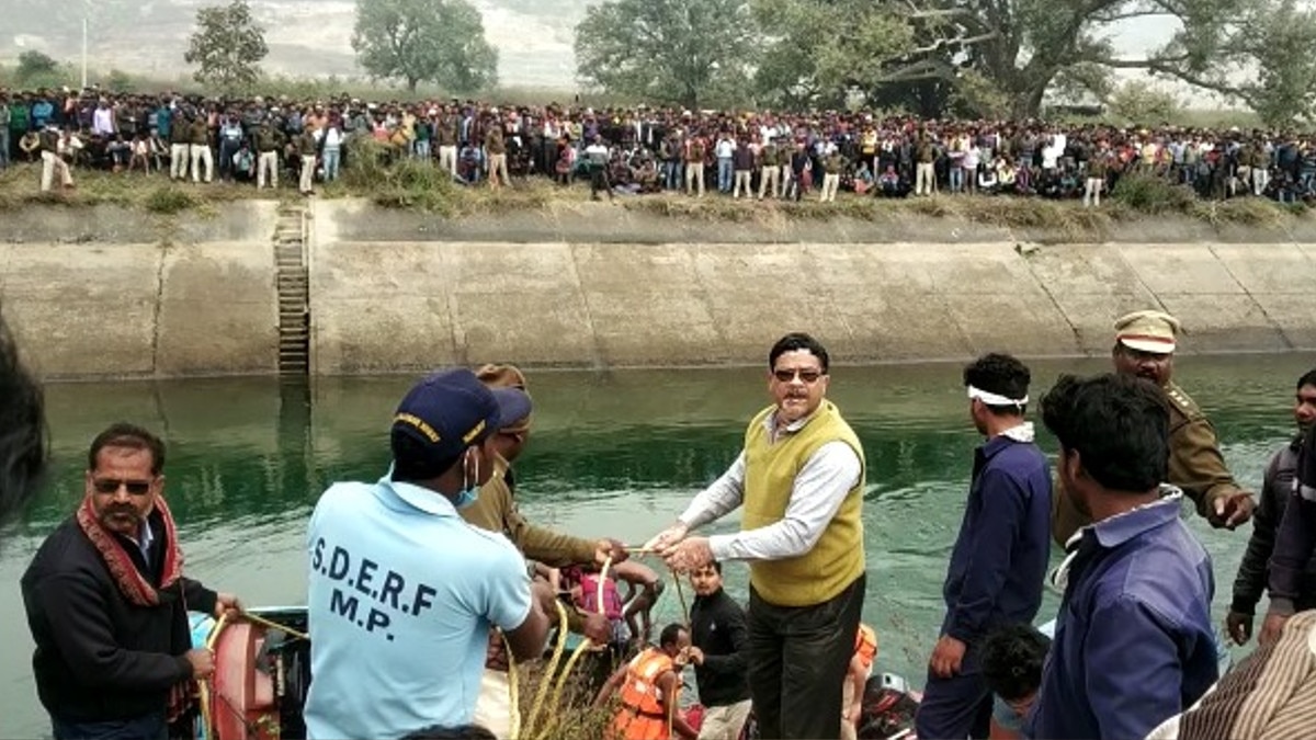 नर्सिंग का एग्जाम देने जा रहे थे सीधी से सतना स्टूडेंट, नहर में बस ग‍िरी तो न‍िकले 45 शव 