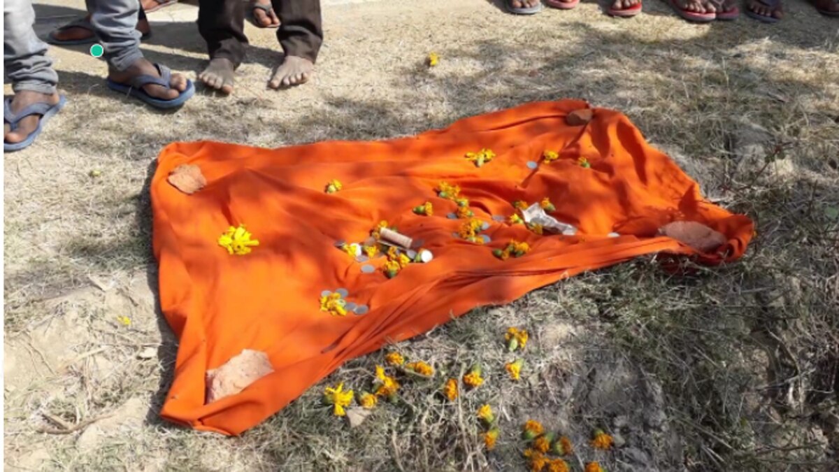 नाग देवता ने सड़क किनारे मिट्टी में एक बिल बना है.