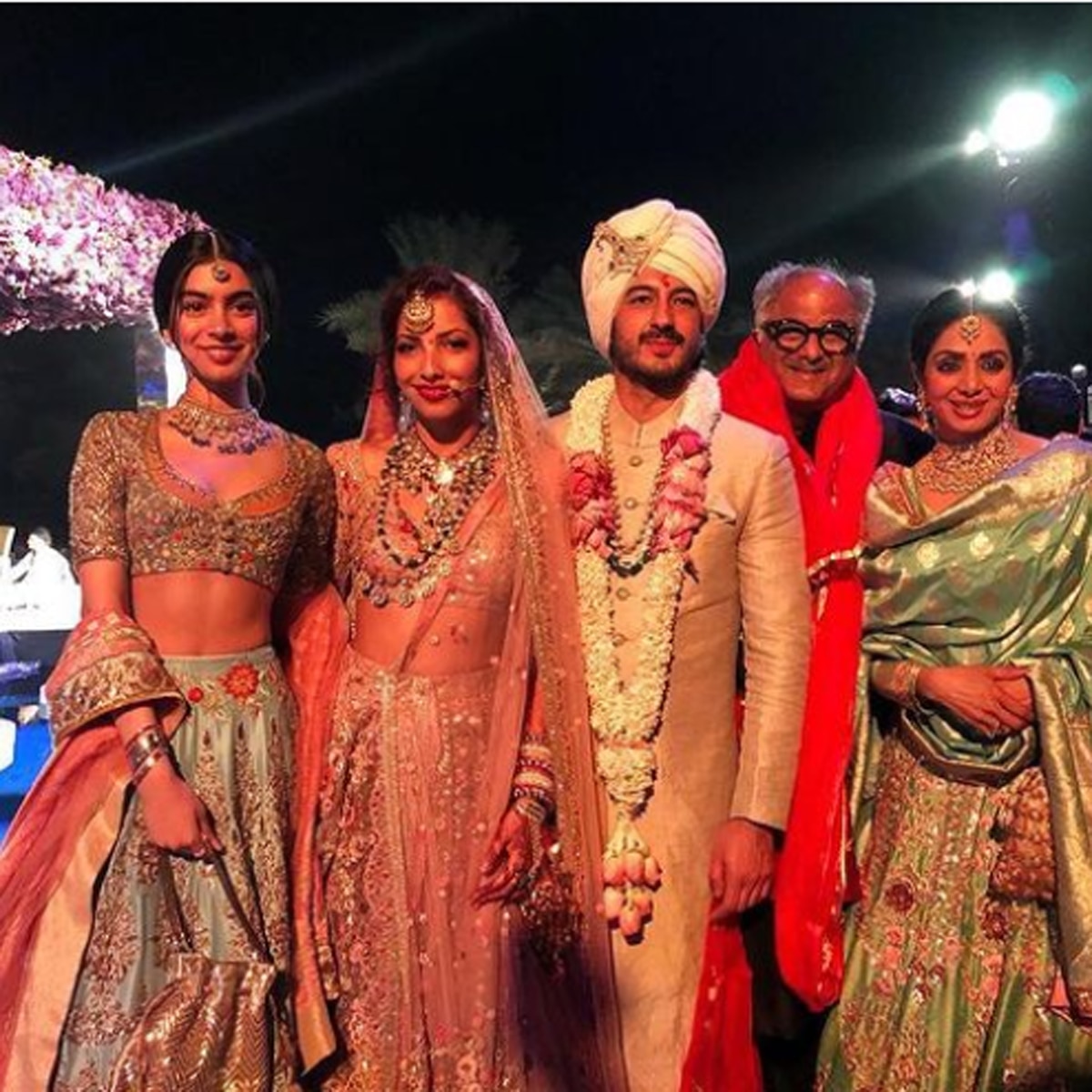 श्रीदेवी वेड‍िंग फंक्शन में न्यूलीवेड कपल के साथ  