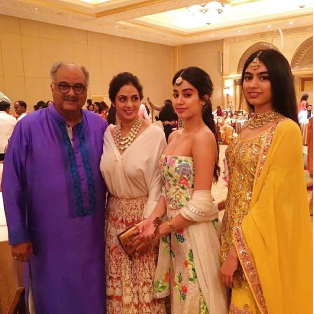 श्रीदेवी, जाह्नवी कपूर, खुशी कपूर और बोनी कपूर 