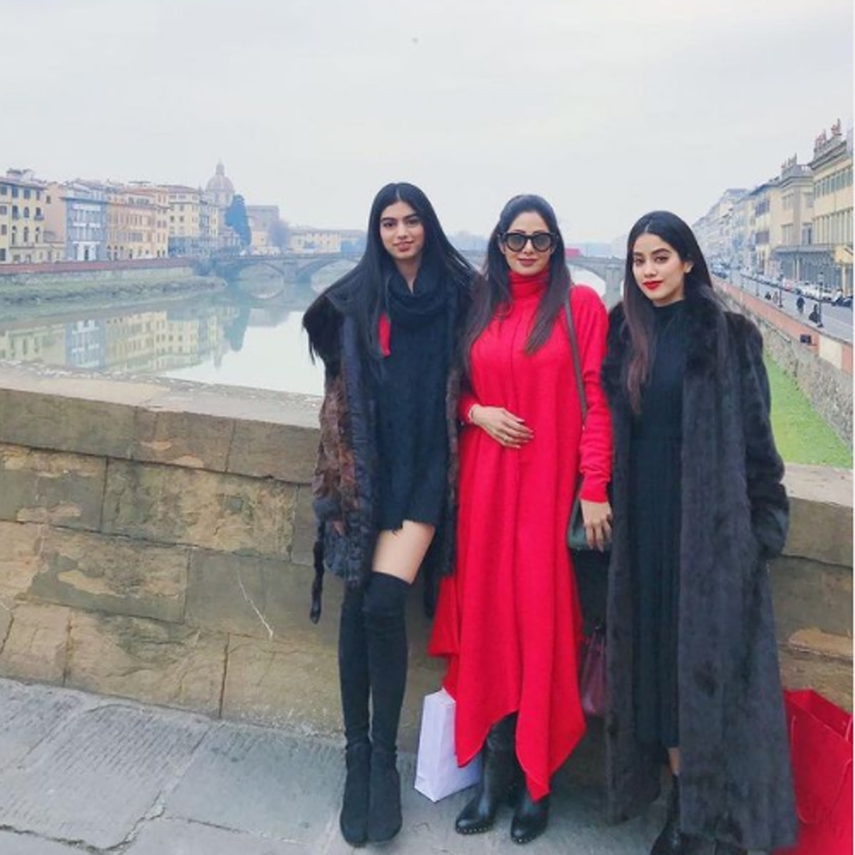 श्रीदेवी अपनी दोनों बेट‍ियों जाह्नवी कपूर और खुशी कपूर के साथ 