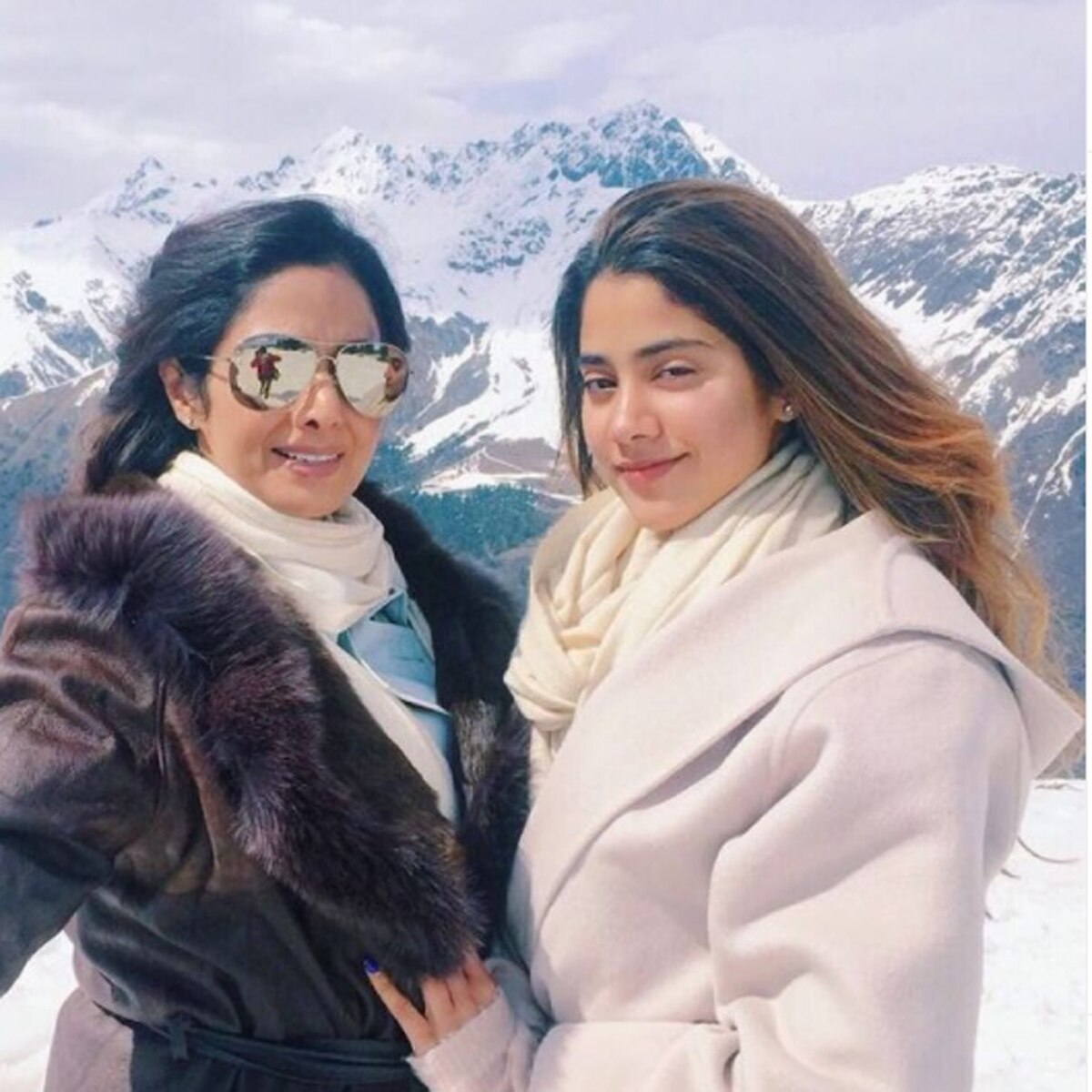 श्रीदेवी जाह्नवी कपूर के साथ 