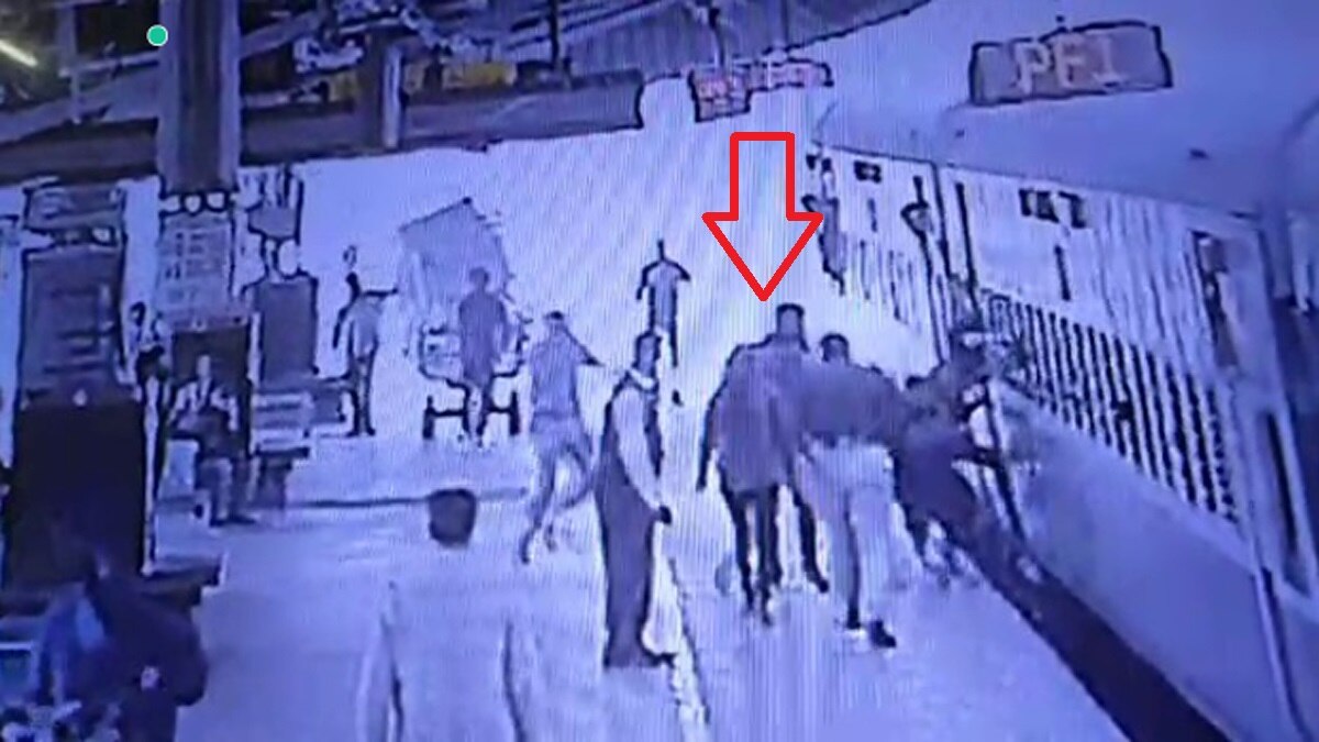 पूरा वाकया राउरकेला रेलवे स्टेशन के सीसीटीवी में कैद हो गया.