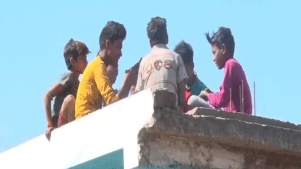 पेड़ और छतों पर चढ़कर पढाई करते हैं बच्चे (फोटो आजतक)