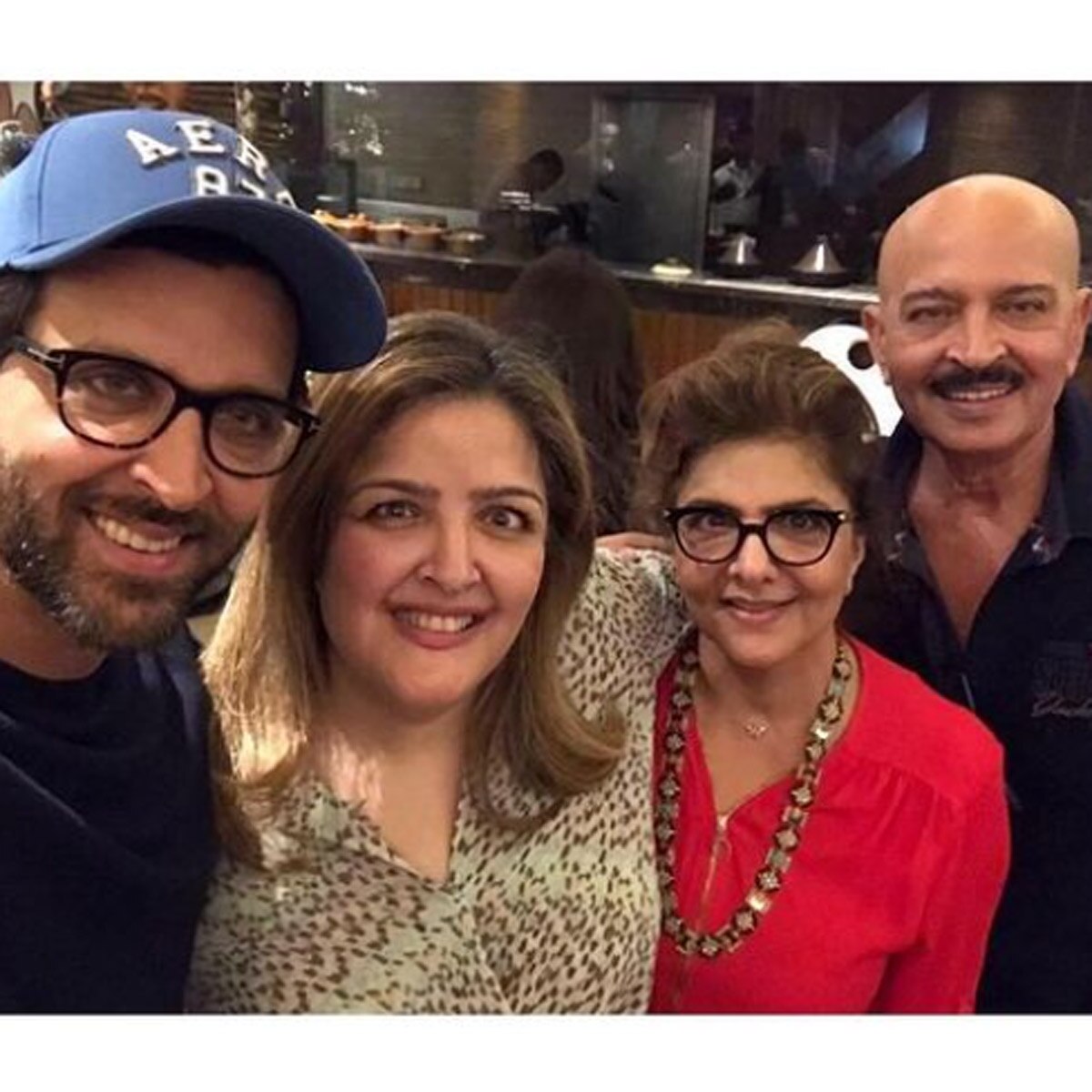 सुनैना रोशन फैम‍िली के साथ 