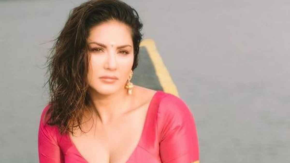 केरल में सनी लियोनी का नया फोटोशूट, ट्रेडिशनल अवतार में आईं नजर