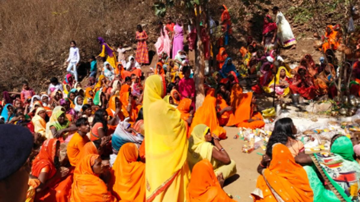 पति के प्रेम संबंधों, भूत प्रेत की बाधा के बारे में बताउंगी मैं- महिला की बात सुनते ही महिलाओं की लगी भीड़.