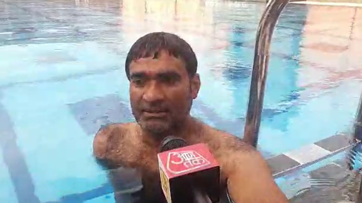 एक हाथ से तैरकर जीते कई मैडल, दूसरा हाथ भी गंवाया, अब आधे हाथ से जीतेगा नेशनल चैंपियनशिप