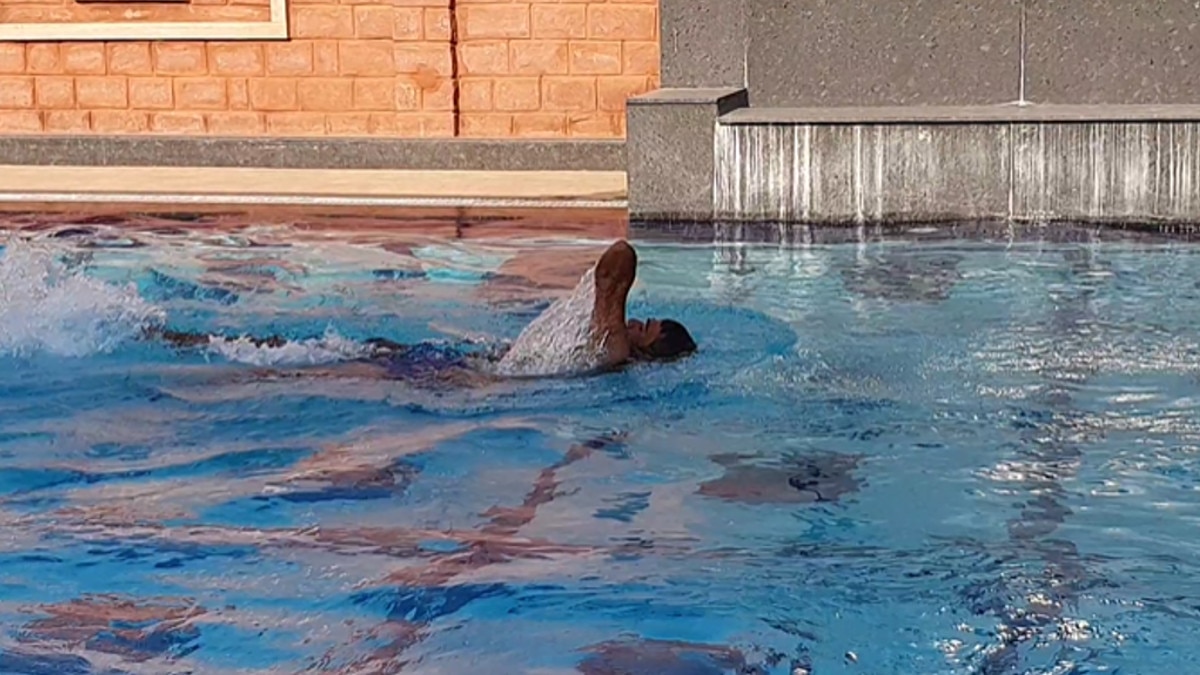 एक हाथ से तैरकर जीते कई मैडल, दूसरा हाथ भी गंवाया, अब आधे हाथ से जीतेगा नेशनल चैंपियनशिप