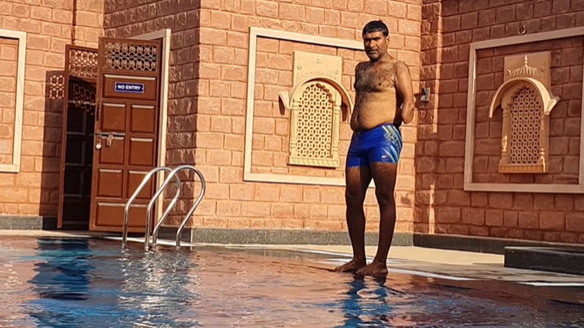 एक हाथ से तैरकर जीते कई मैडल, दूसरा हाथ भी गंवाया, अब आधे हाथ से जीतेगा नेशनल चैंपियनशिप