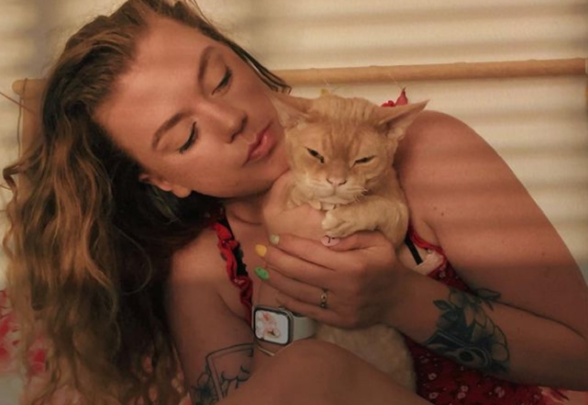 लड़की ने टैटू में लिखवाया लेफ्ट-राइट