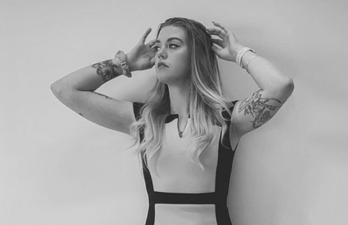 लड़की ने टैटू में लिखवाया लेफ्ट-राइट